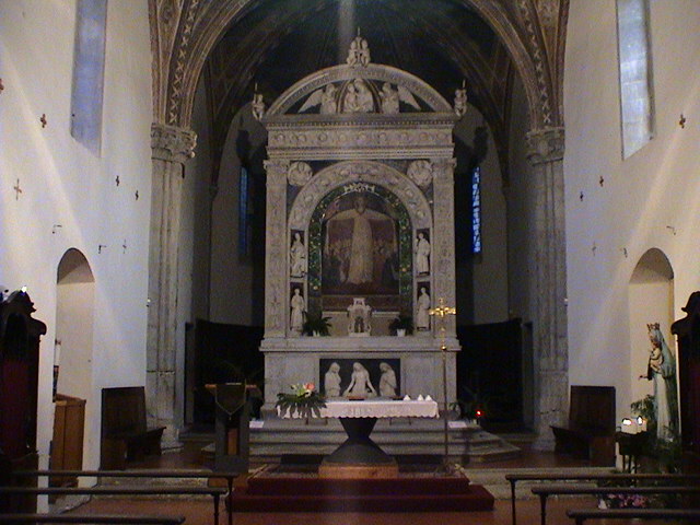 L'altare Ã¨ l'unico in marmo realizzato da Andrea della Robbia
